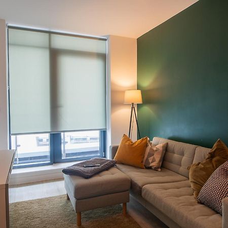 Modern And Spacious Apartment In Salford Quays Манчестър Екстериор снимка