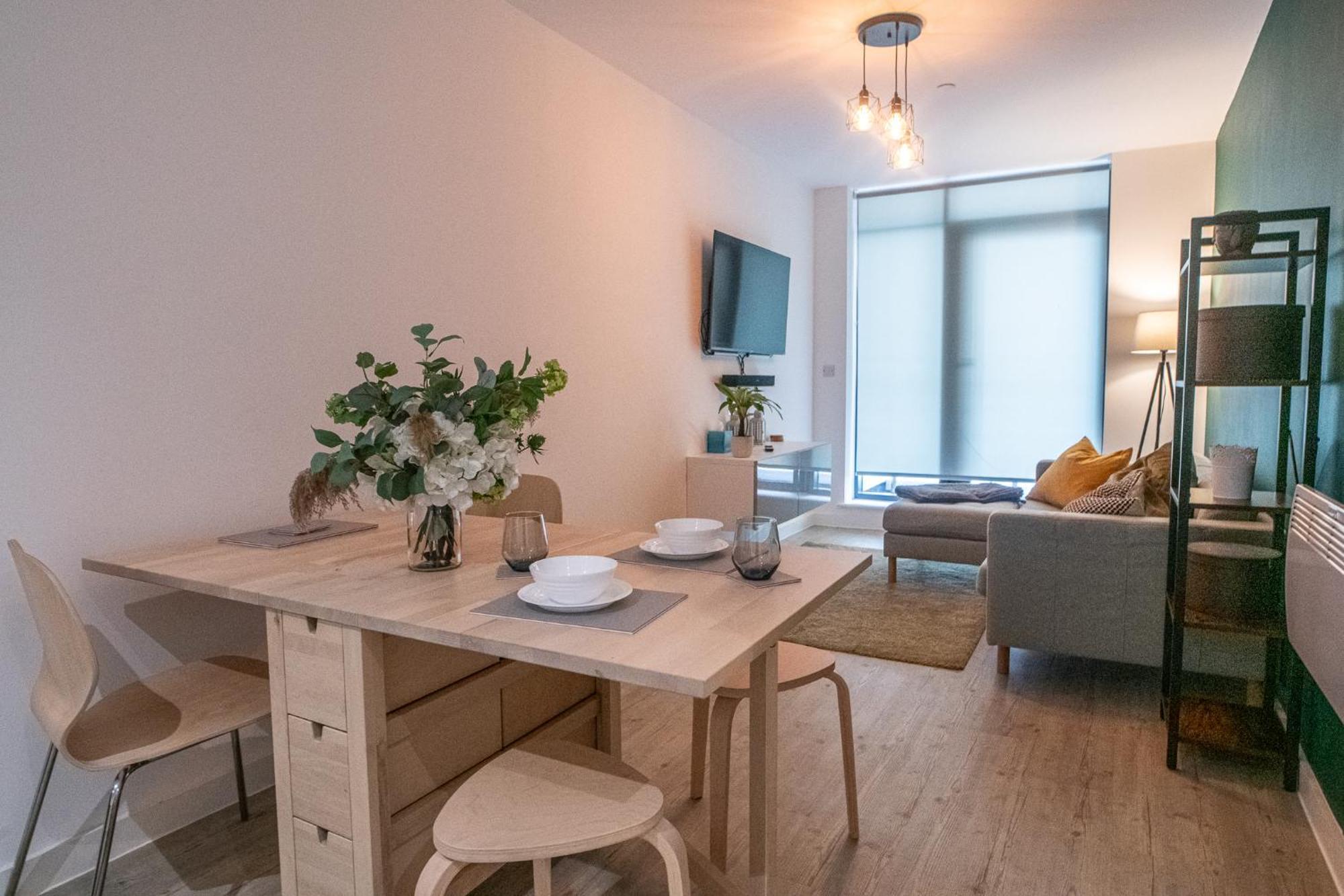 Modern And Spacious Apartment In Salford Quays Манчестър Екстериор снимка
