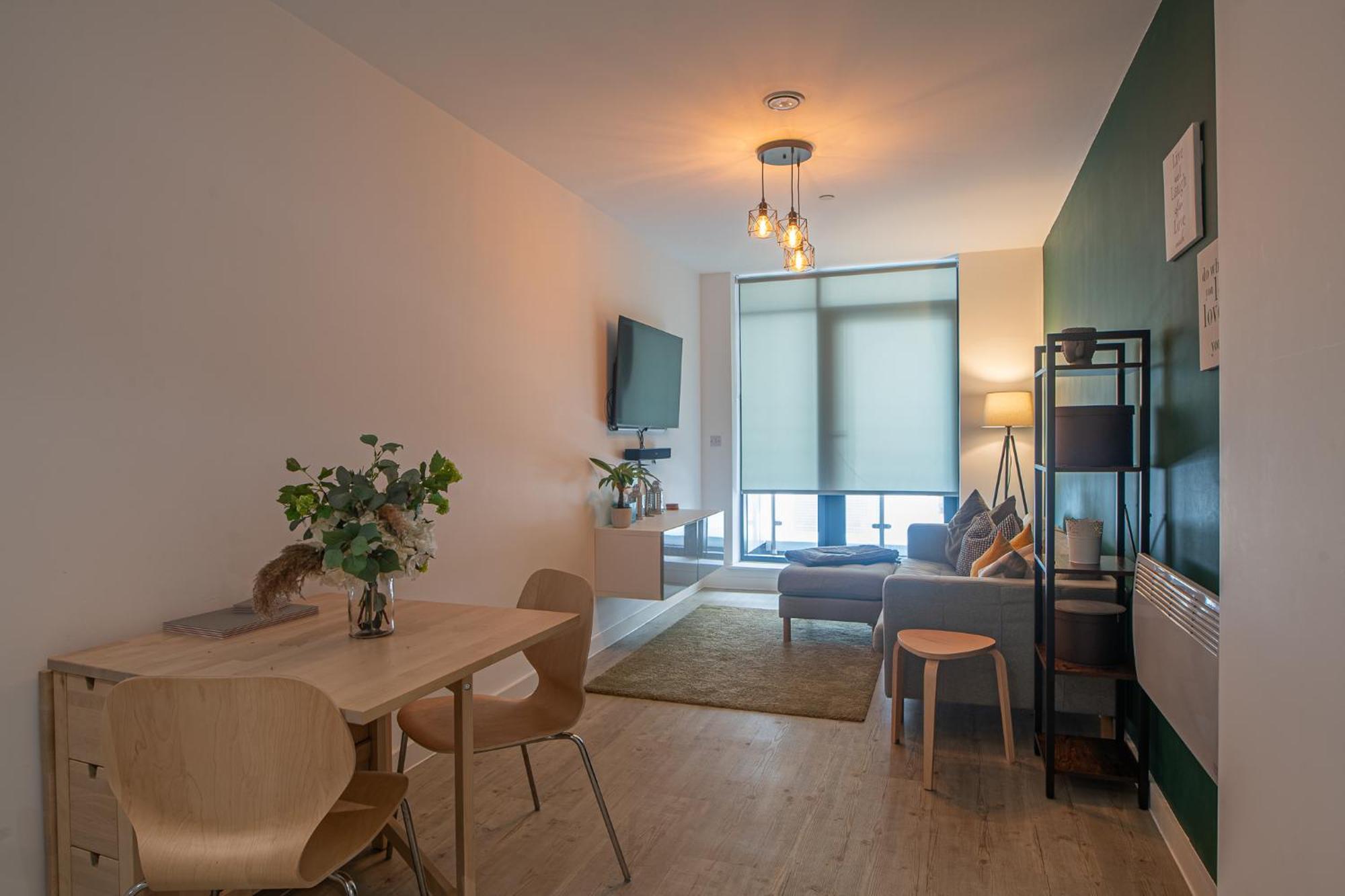 Modern And Spacious Apartment In Salford Quays Манчестър Екстериор снимка